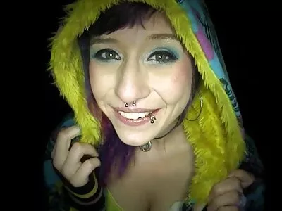 Blonde MILF Michelle B. បង្ហាញ Melon របស់នាង