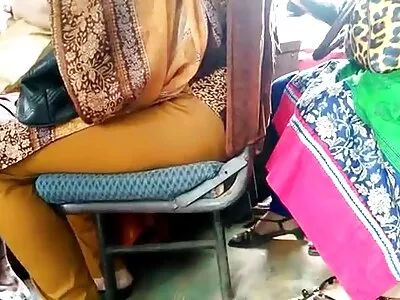 MILF Jenny មានពេលវេលាល្អជាមួយ Levi